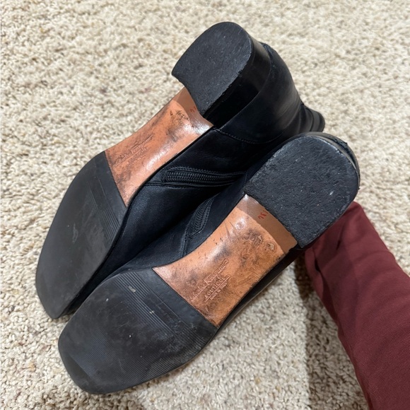 Salvatore Ferragamo Elegant Black Leather Ankle Boots - Picture 6 of 8